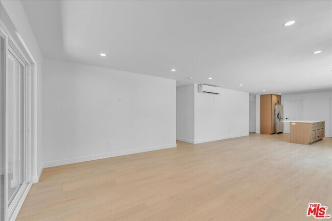 Building Photo - 6913 Encino Ave