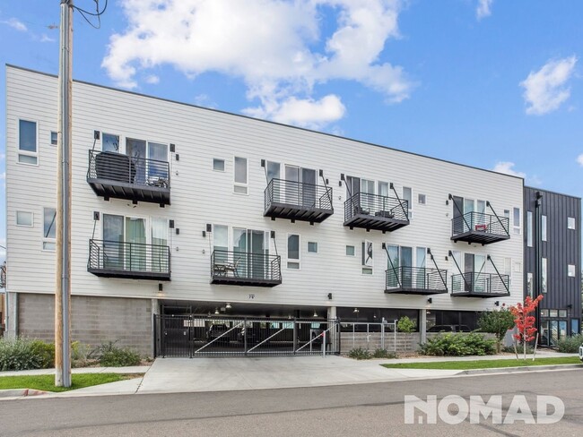 Building Photo - Top Floor Corner Unit 1 Bedroom Condo in S...