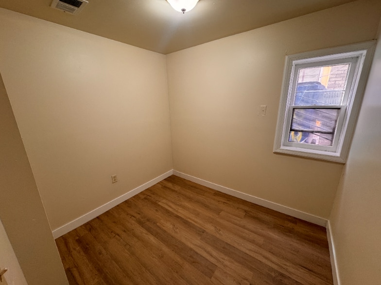 Building Photo - 2004 W Lincoln Ave