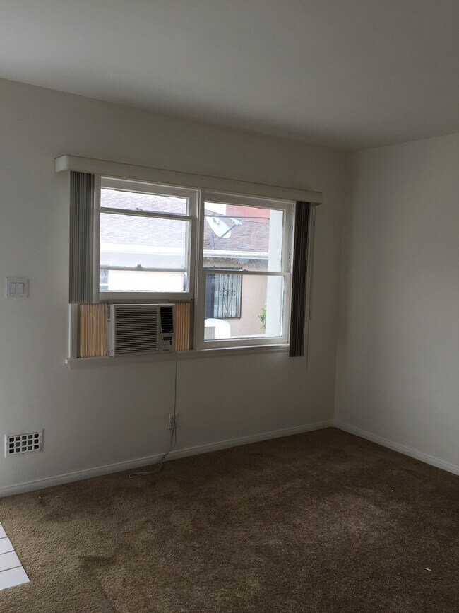 Building Photo - 813m