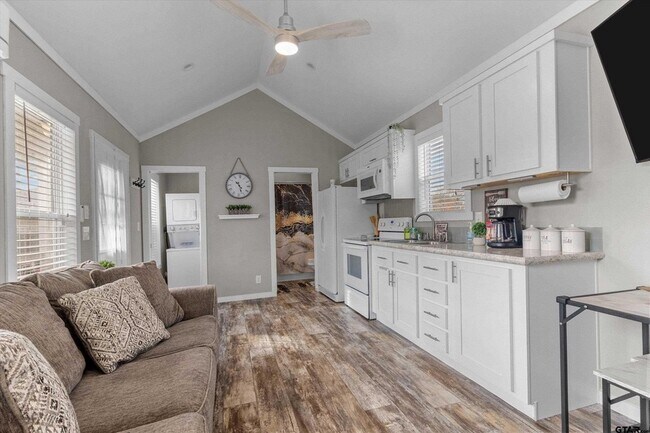 Building Photo - 10801 Harvest Wood Dr