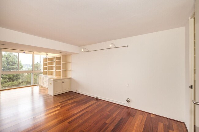 Building Photo - High Rise Living in the Heart of Downtown Palo Alto!