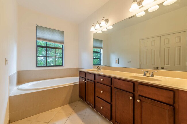 Building Photo - 10283 Wellington Parc Dr