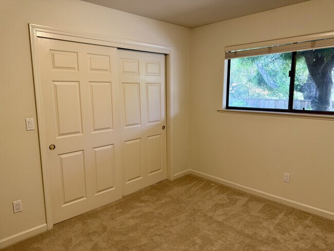 Building Photo - 213 Vía Lantana