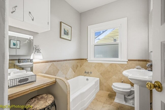 Building Photo - Charming Bungalow in Overlook neighborhood...