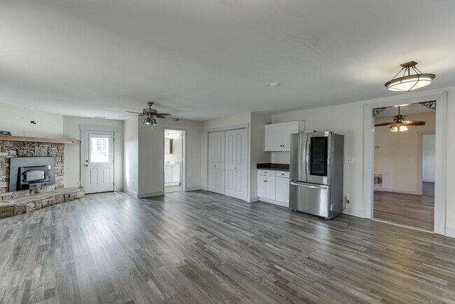 Building Photo - 1051 Gage Dr