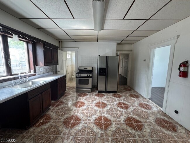 Primary Photo - 494 10th Ave