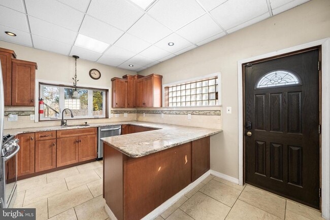 Building Photo - 7301 Chestnut Ave