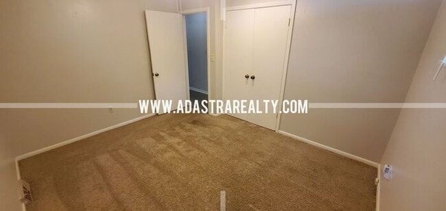 Building Photo - Spacious Shawnee Duplex-Available in SEPTE...