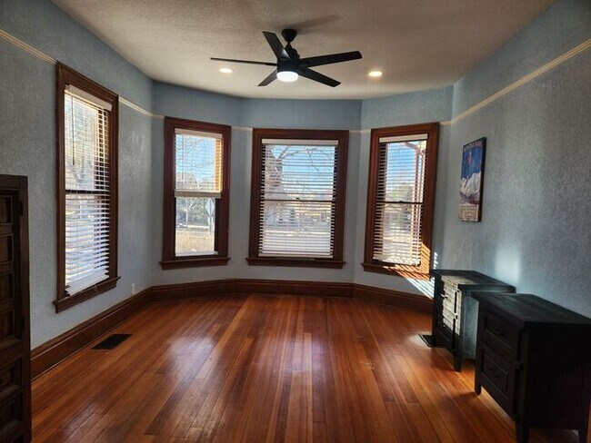 Building Photo - XL 1 bed 1 bath apartment downtown