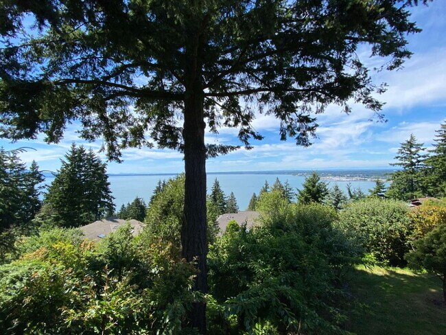 Building Photo - Spacious 5-Bedroom Home with Stunning View...