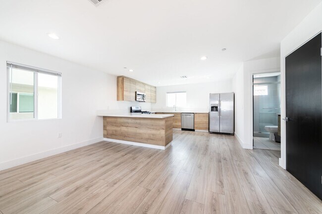 Building Photo - 5016 Pickford St