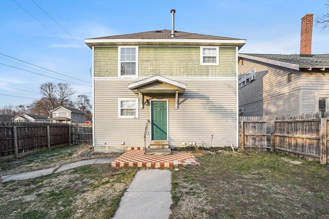 Building Photo - 3 Bedroom, 1.5 Single Family Home  in Gran...