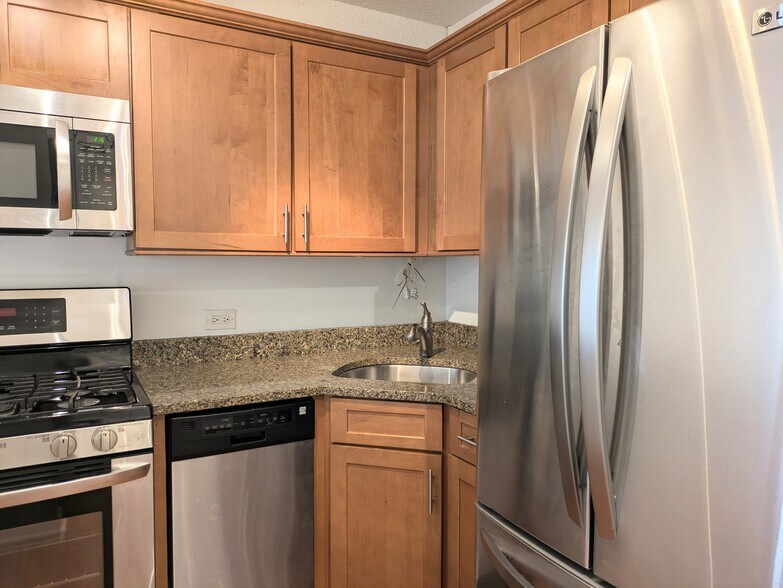 Building Photo - 230 E Ontario St