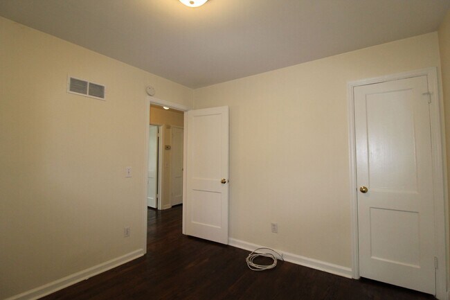 Building Photo - 2 Bedroom 1 Bath Home in Roeland Park