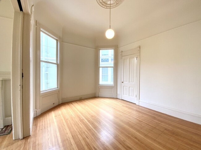 Building Photo - SPACIOUS 4BR! Laundry IN-UNIT! Great Locat...