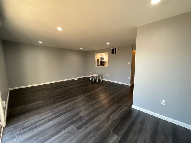 Building Photo - Beautiful 2BR 2BA 3 level townhome located in the Bowling Brook Farms Community