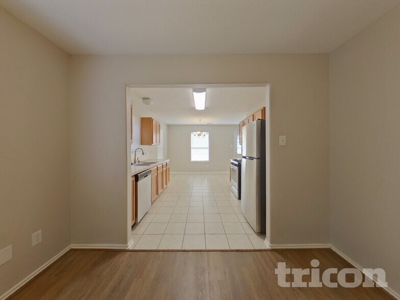 Building Photo - 33107 Cottonwood Bend