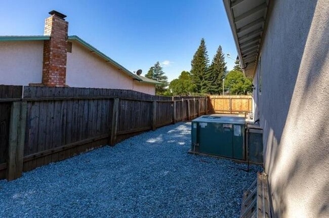 Building Photo - 1722 Tracy Ln