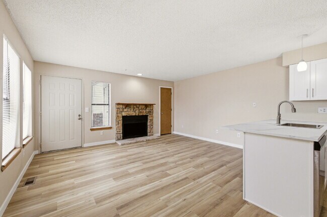 Building Photo - Spacious 1-Bedroom Condo in Aurora with Community Amenities