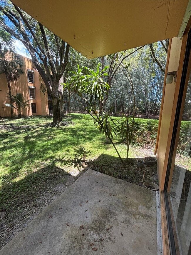 Building Photo - 400 Commodore Dr