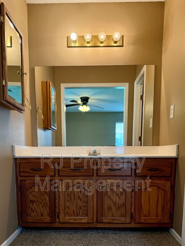 Building Photo - 6290 Oak Run Dr E