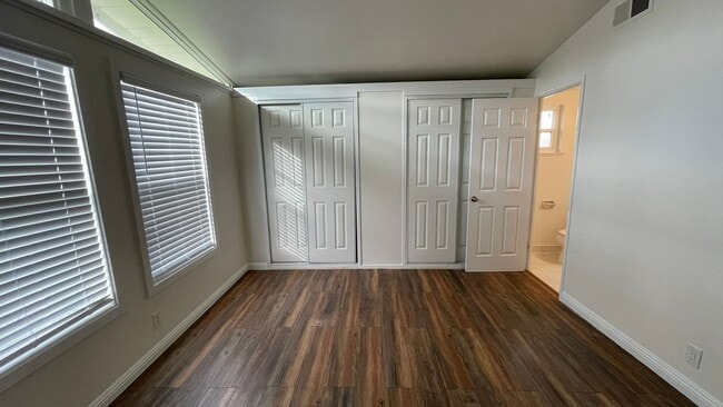 Building Photo - Beautiful 3 bedroom 2 bathroom home, updated kitchen & baths plus 1 car garage!