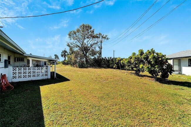 Building Photo - 1216 Hacienda Dr