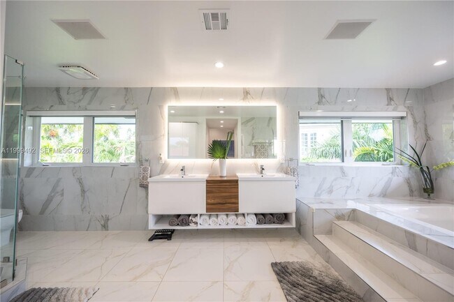 Building Photo - 7125 Los Pinos Blvd