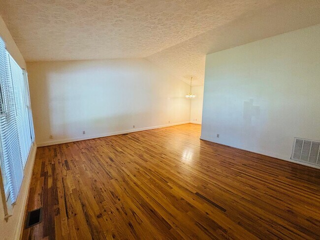 Building Photo - 1439 Sandy Cir
