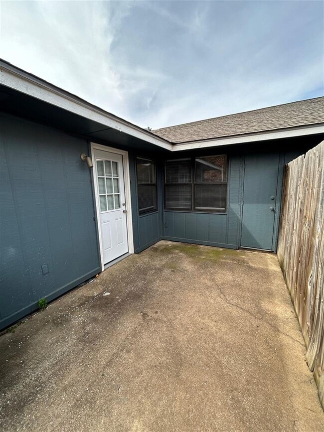 Building Photo - 910 NE Tortoise Dr