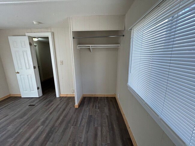 Building Photo - 3 Bed 1.5 Bath Fully Remodeled Mobile Home...