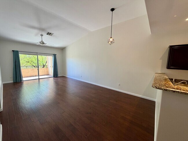 Building Photo - Close to shopping and easy access to Freeway!!!
