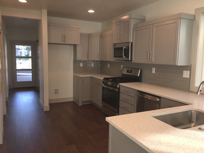 Building Photo - 3 Bedroom / 2 Bathroom Home in SE Bend