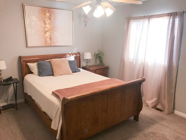 Building Photo - 3 bedroom, 2 bath townhome, end unit, grea...