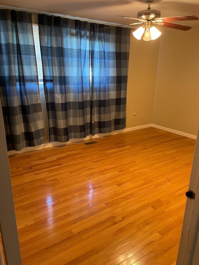 Building Photo - 518 Rita Dr