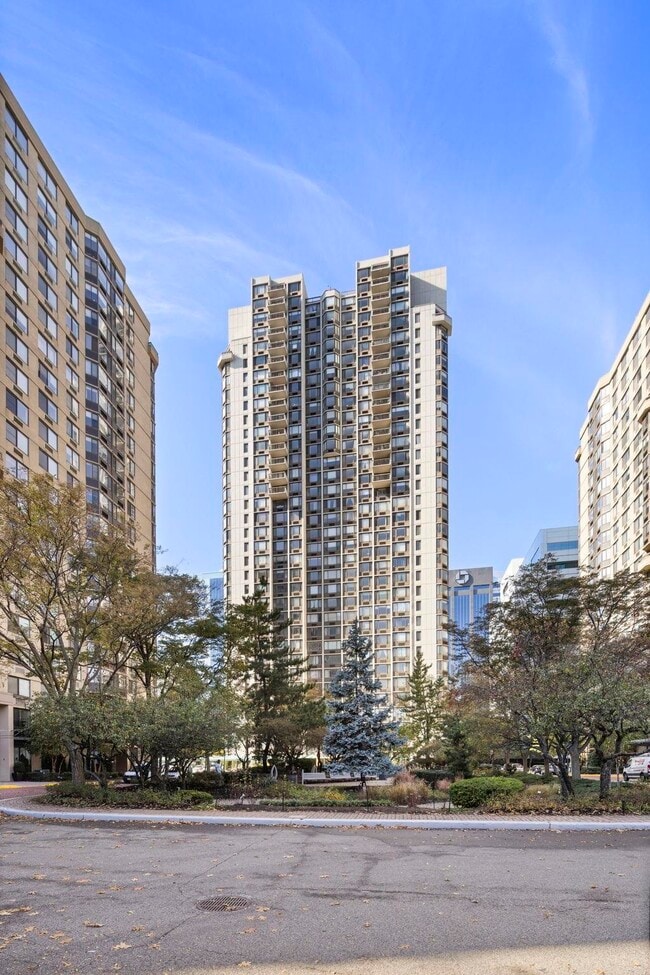 Building Photo - 45 River Dr S