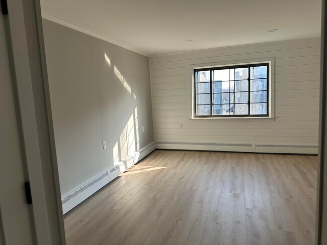 Building Photo - 137 N Center St