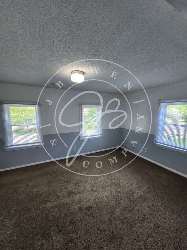 Building Photo - 2 story 2 bed with bonus room! Maumee Scho...