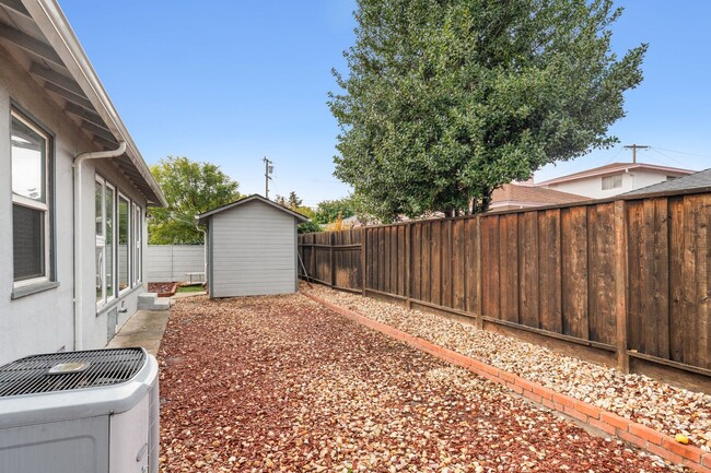 Building Photo - Charming three bed room home offering comf...