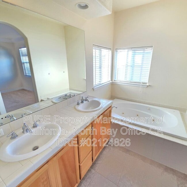 Building Photo - 565 Jorgensen St