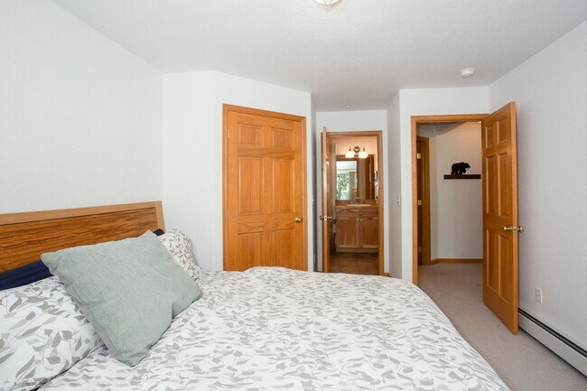 Building Photo - Convenient Location! Lots of Space and Lig...