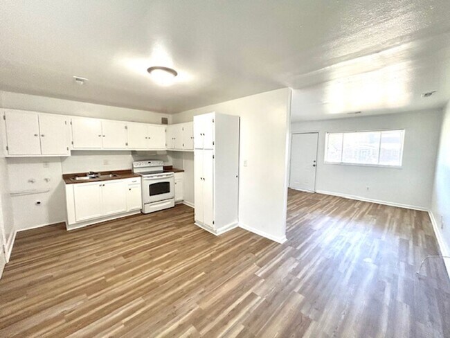 Building Photo - 3 BEDROOM/ 1 BATH COTTAGE WITH LARGE BACK ...