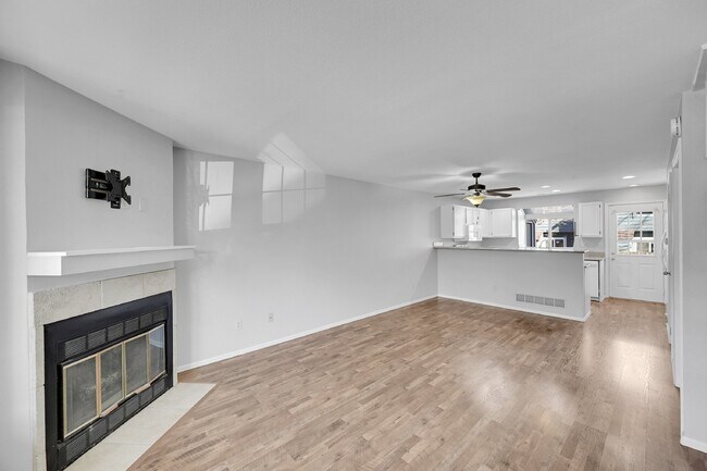 Building Photo - $2,195.00 - 2 Bed, 1.5 Bath, Townhome in L...