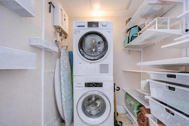 Building Photo - 2410 W Azeele St