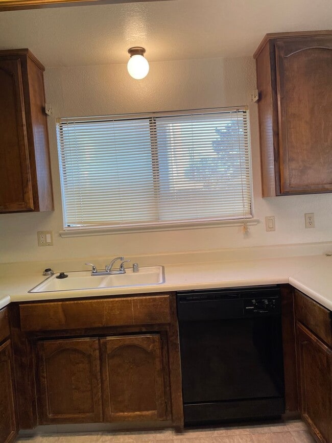 Building Photo - 3 Bedroom 2 Bathroom in Pocket