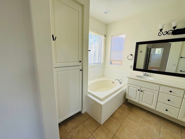 Building Photo - Stunning Sanctuary Awaits