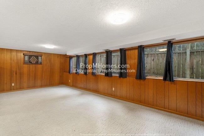 Building Photo - Spacious Elegance: A Four-Bedroom Retreat in the Heart of Palisades!