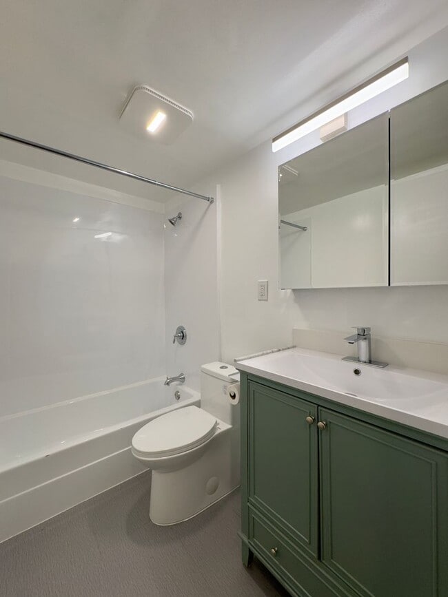 Building Photo - Charming and Spacious One Bedroom in Homeland Southway!