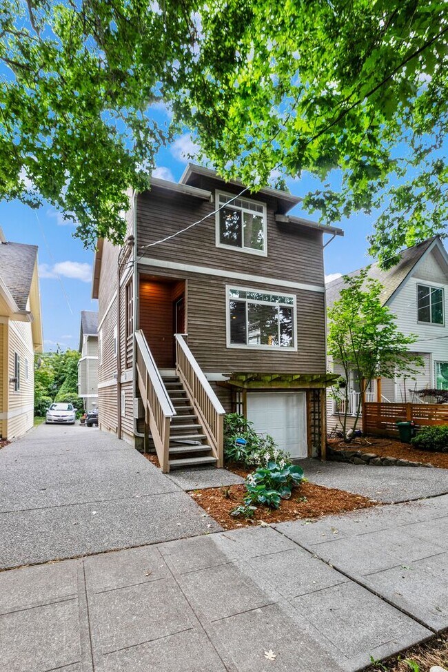 Building Photo - 3Bd/2.5Ba Seattle Home